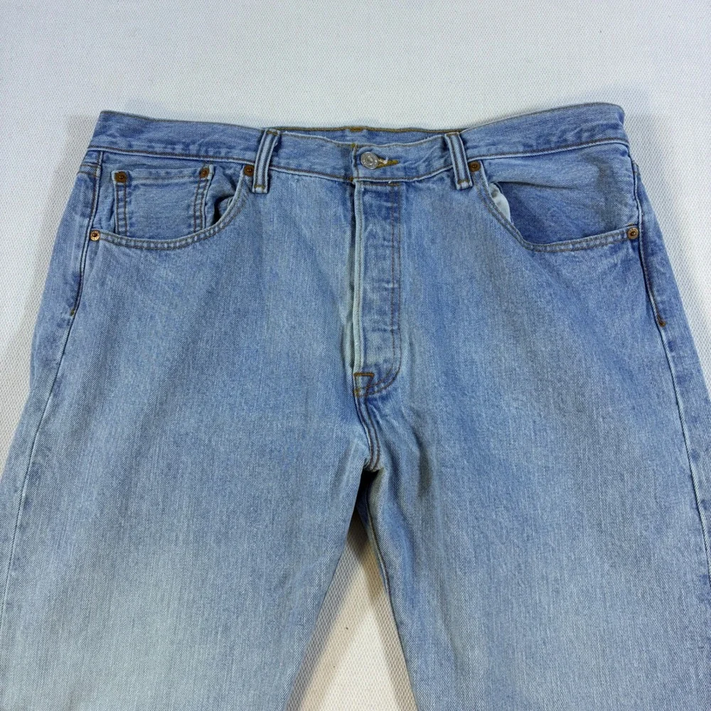 Vintage Levis 501 Mens Light Wash Straight Leg Button Fly Denim‎ Jeans 38x29